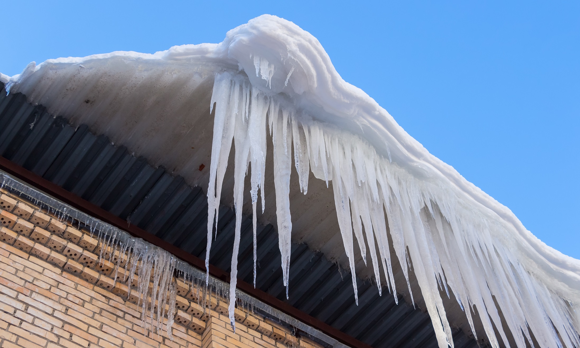 Осторожно – сход снега и падение сосулек с крыш зданий!